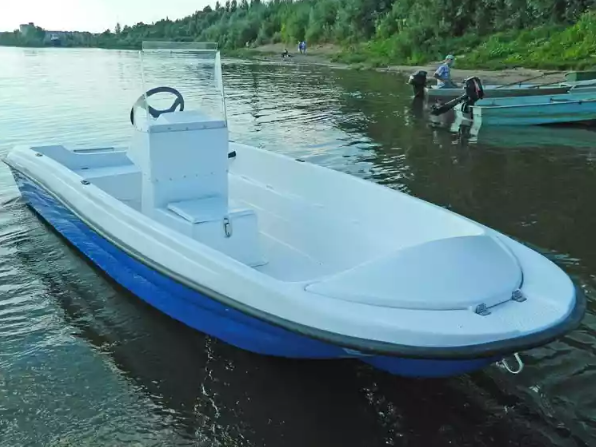 Стеклопластиковая лодка Пингвин с консолью (тримаран) в Находке