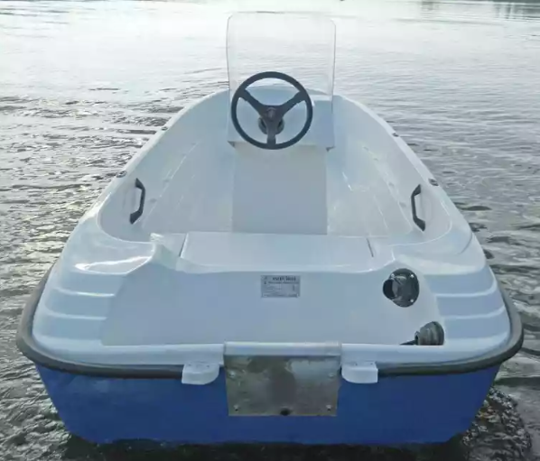 Стеклопластиковая лодка Пингвин с консолью (тримаран) в Находке