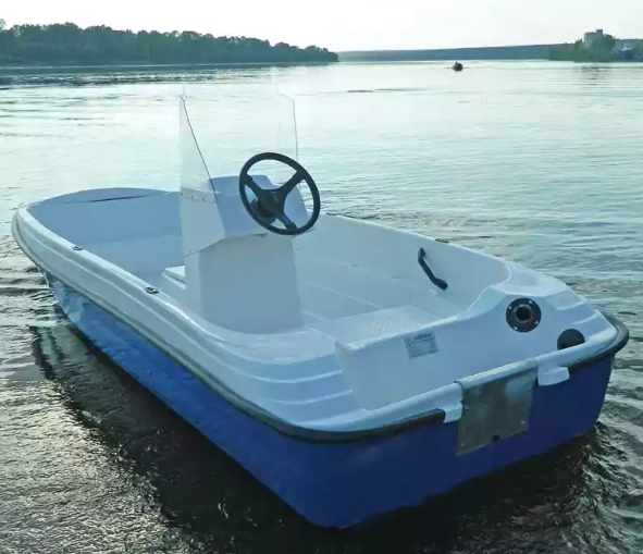 Стеклопластиковая лодка Пингвин с консолью (тримаран) в Находке