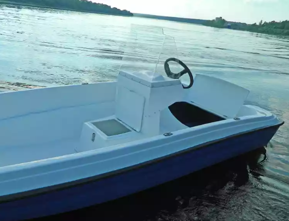 Стеклопластиковая лодка Пингвин с консолью (тримаран) в Находке