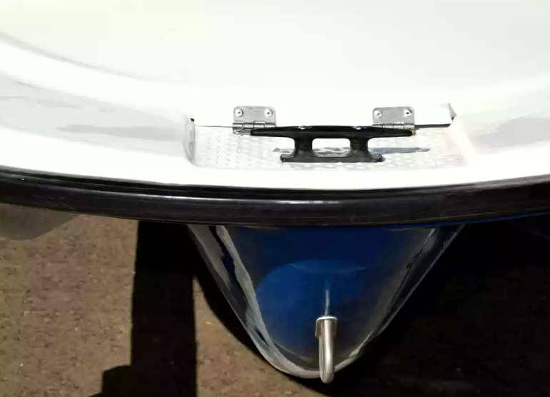 Стеклопластиковая лодка Пингвин с консолью (тримаран) в Находке