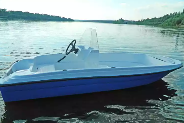 Стеклопластиковая лодка Пингвин с консолью (тримаран) в Находке