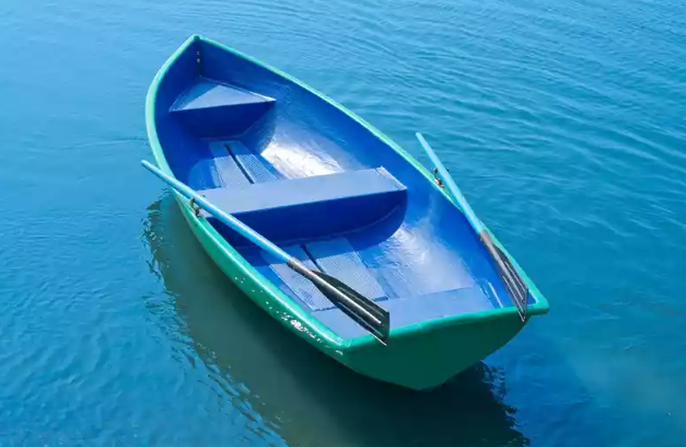 Стеклопластиковая лодка Дельфин в Находке