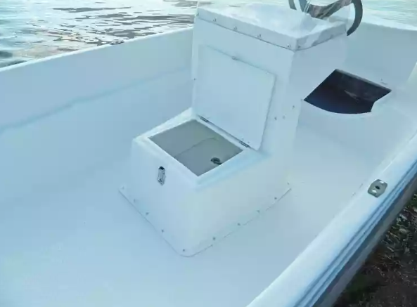 Стеклопластиковая лодка Пингвин с консолью (тримаран) в Находке