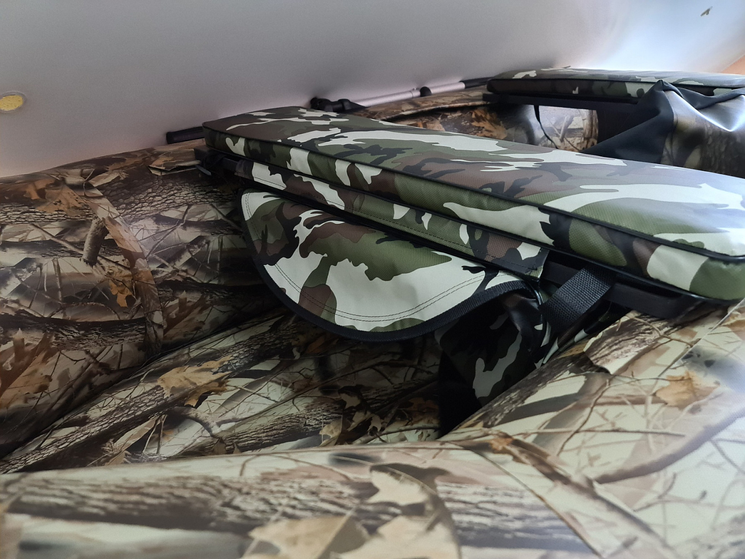 КОМПЛЕКТ МЯГКИХ НАКЛАДОК С СУМКОЙ ДЛЯ ЛОДОК 105Х20 КАМУФЛЯЖ в Находке